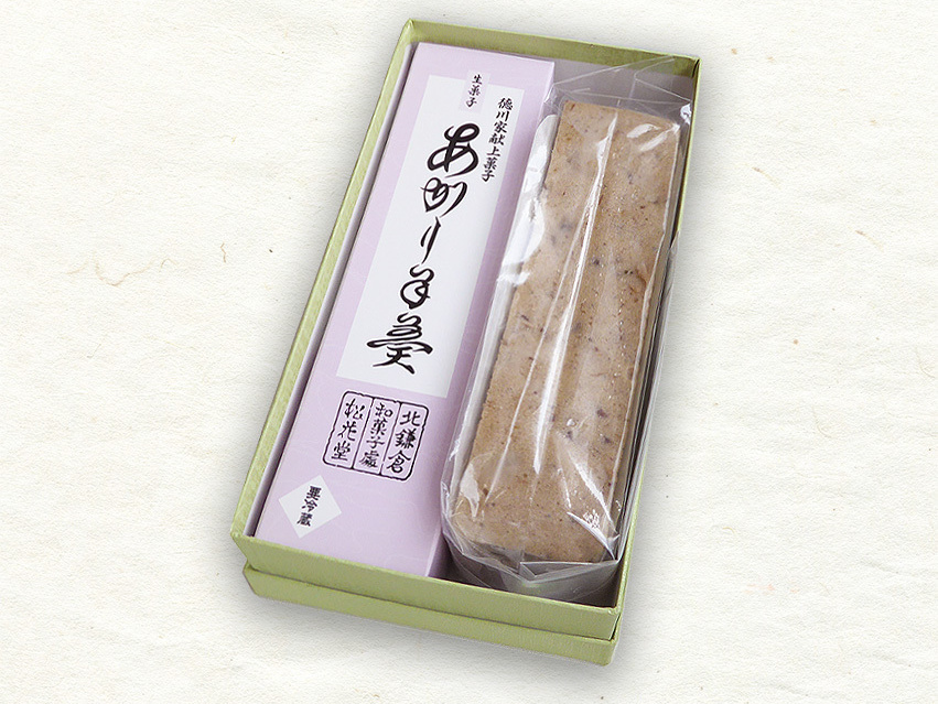 箱入りあがり羊羹と小鹿の写真。