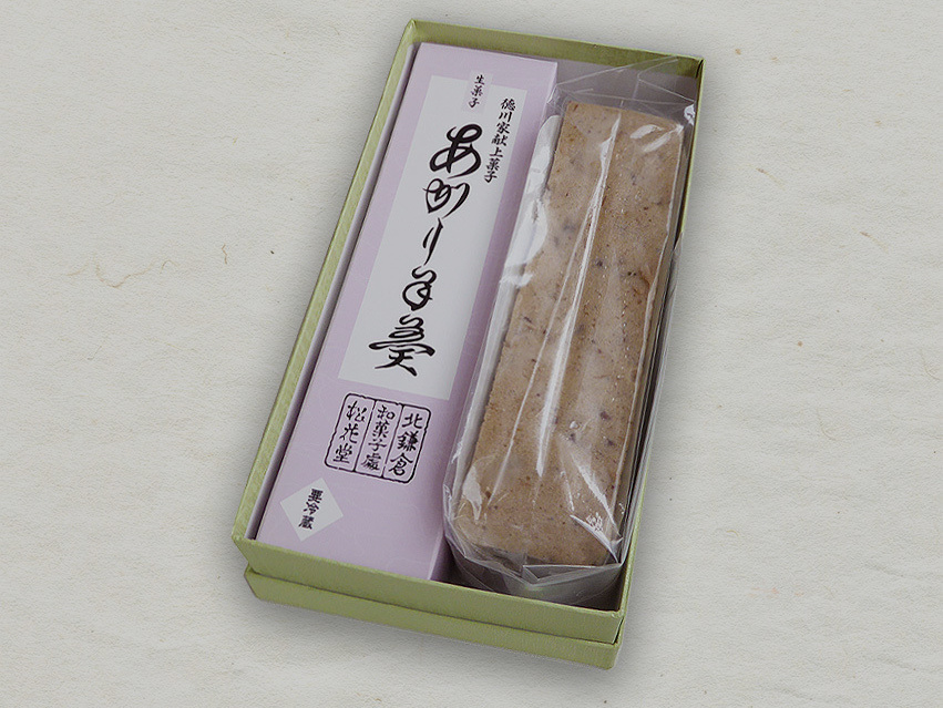 箱入りあがり羊羹と小鹿の写真。