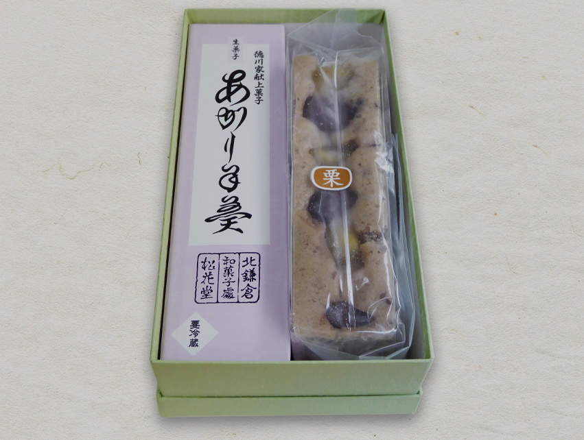 箱入りあがり羊羹と栗入り小鹿の写真。