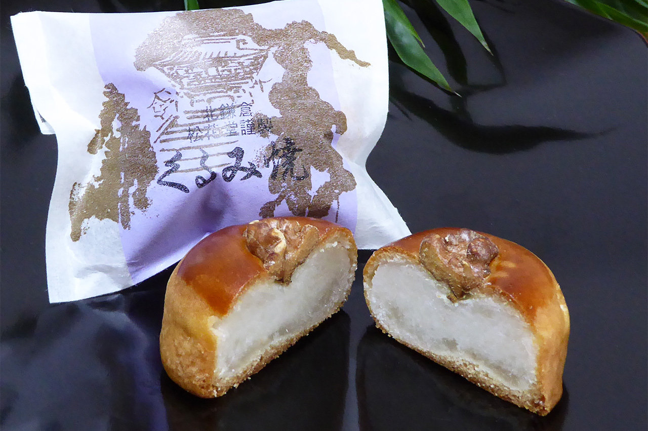 焼き菓子、くるみ焼をお皿に盛った写真。