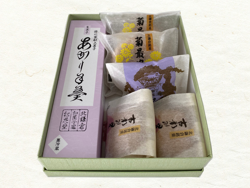 あがり羊羹と焼き菓子の詰め合わせの写真。