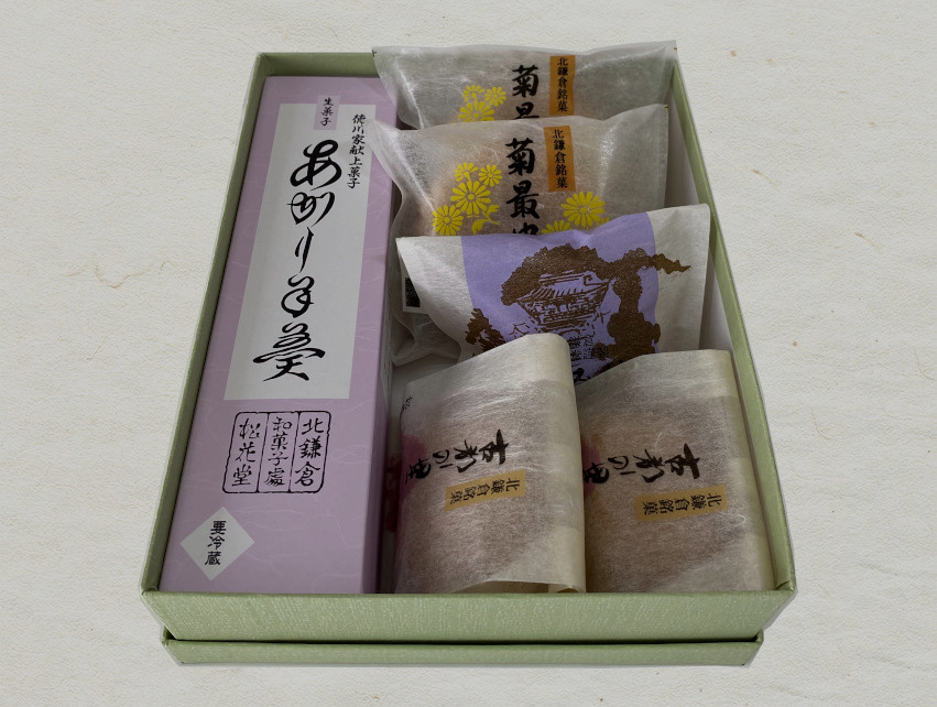 あがり羊羹と焼き菓子の詰め合わせの写真。