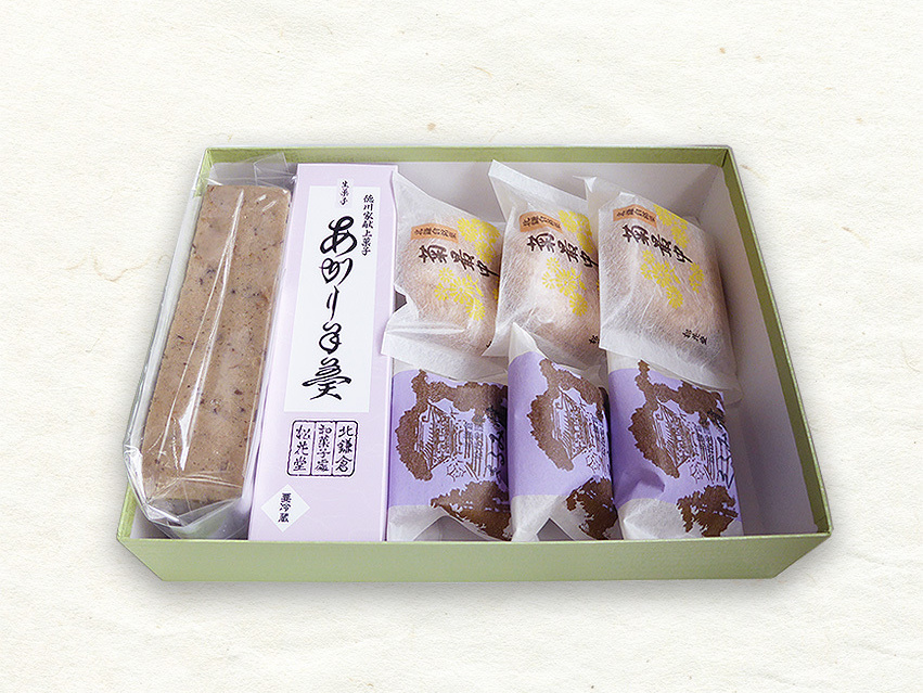 箱入りあがり羊羹と小鹿と和菓子の写真。