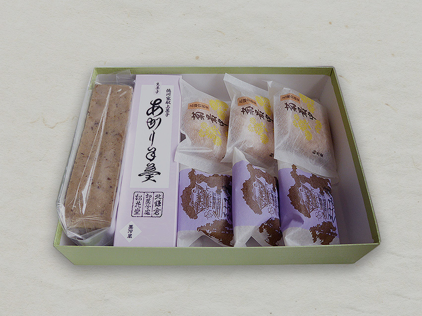 箱入りあがり羊羹と小鹿と和菓子の写真。